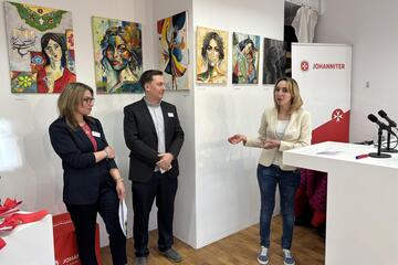 Daniel Jäger und Michaela Tudorache, Leitung Betreuungsverband, Abier Jamos, Leiterin der Kunstprojektes 