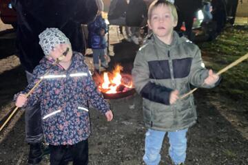 Zwei Kinder mit Laternen