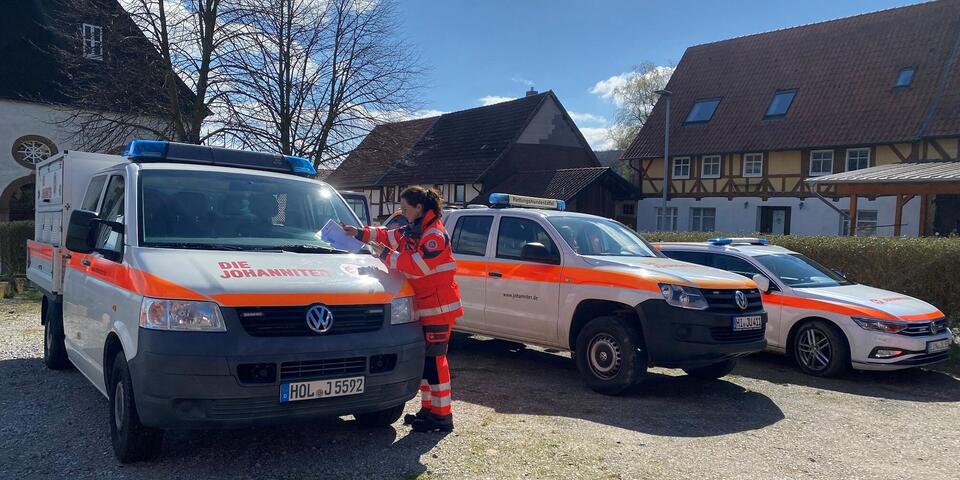 Drei Fahrzeuge der Johanniter parken in einer Reihe