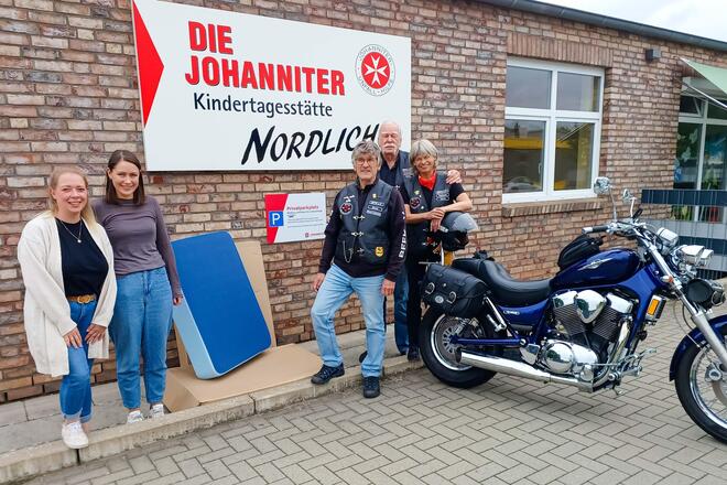 Spendenübergabe Johanniter-Kita Nordlicht Der Verein „Biker fahren für Kinder“ (BFFK e.V.) übergab ein Hüpfpolster an die Johanniter-Kita Nordlicht. Elternvertreterin Frau Klein und Johanna Lenze, stv. Leiterin, freuen sich über das Geschenk an die Kinder.
