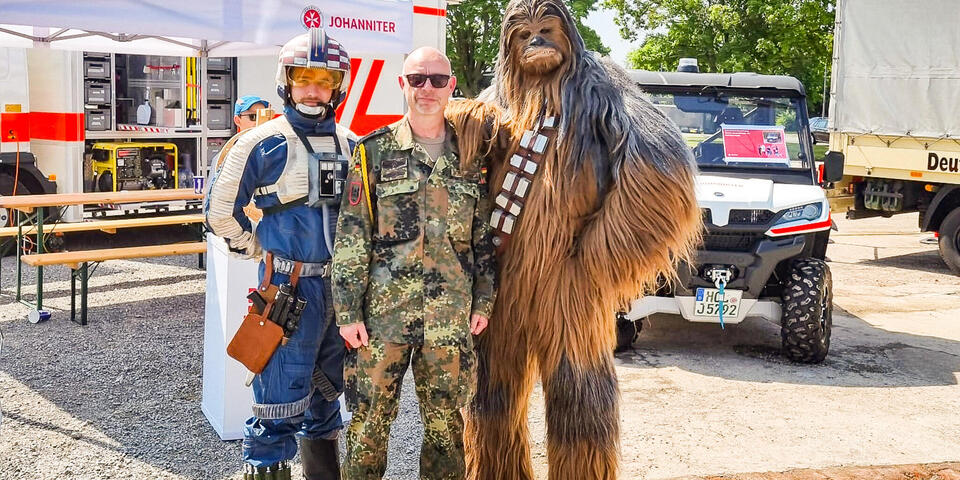 Ein Mann mit Raumfahranzug, ein Sodat und Chewbacca aus Starwars