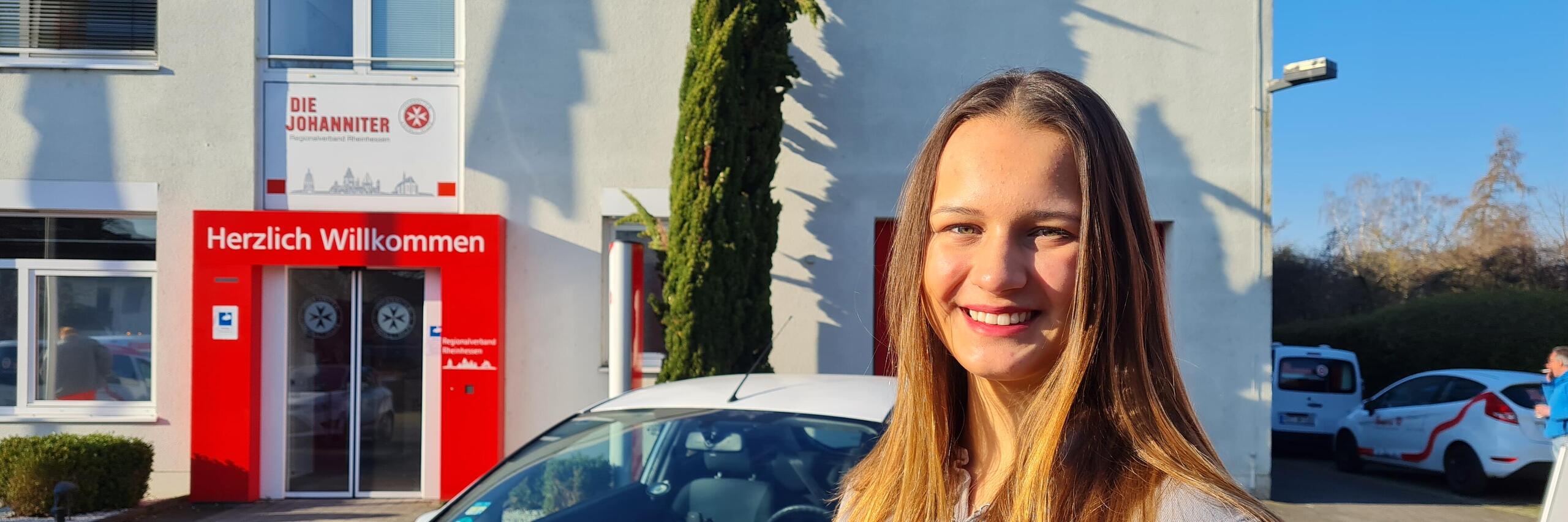 Bild von FSJlerin vor Dienststelle