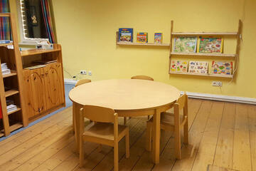 Gemütlicher ruder Kindertisch, viele Geschaftspiele und Co. warten darauf von den Kinder bespielt zu werden. 