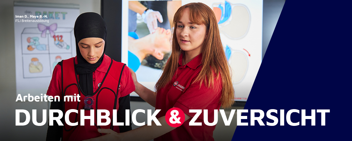 Zwei FSJ´lerinnen aus der Breitenausbildung erklären etwas.