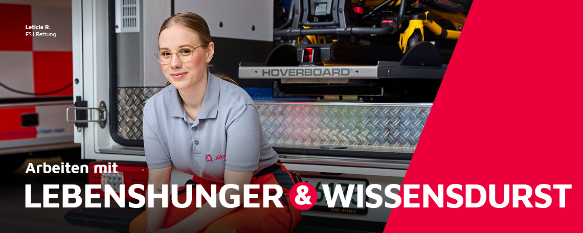 Eine FSJ´lerin aus der Rettung sitzt vor einem Rettungswagen.