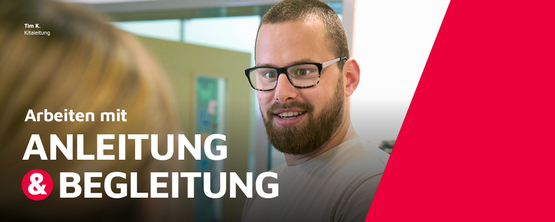 Der Leiter einer Johanniter-Kita und eine Mitarbeiterin im Gespräch.