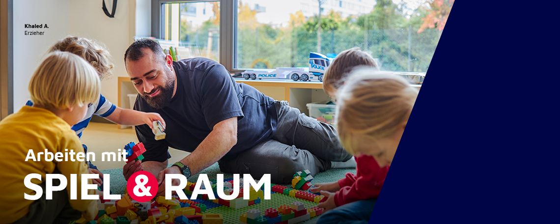 Ein Erzieher beim Spielen mit Kindern.