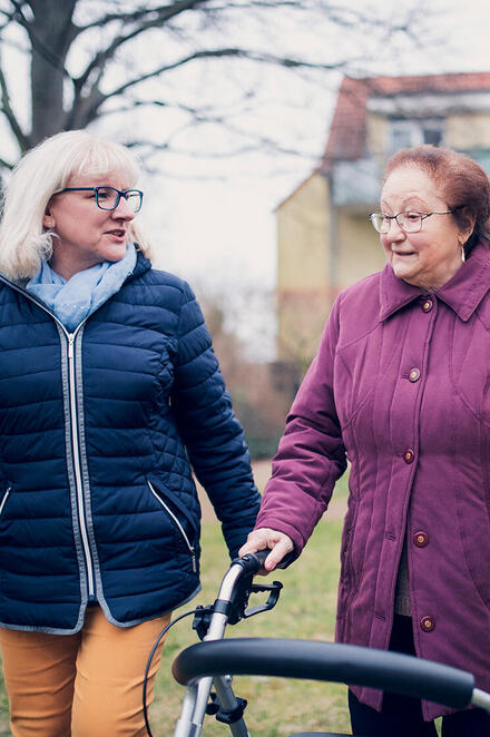 Zwei Damen gehen am Johanniter-Stift in Elze spazieren