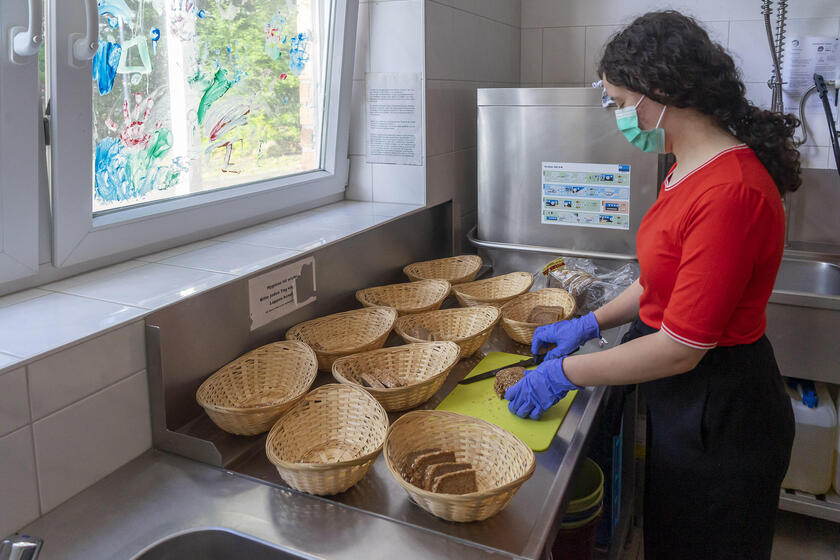 FSJlerin Marjana Kildeeva bereitet das Bio-Brot jeden Morgen um 7 Uhr für das Frühstück in der Kita Nimmerland vor.