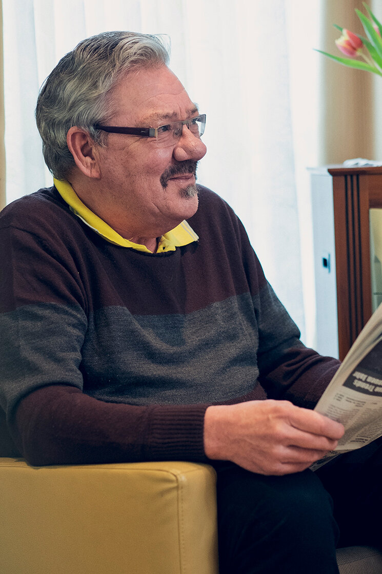 Ein älterer Herr liest Zeitung im Johanniter-Haus Empelde