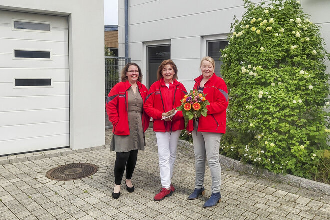 Karina Ristau (l.) und Sandra Heinrich (r.) verabschiedeten sich nach 23 Jahren Treue von ihrer Mitarbeiterin Silke Neumann (Mitte).