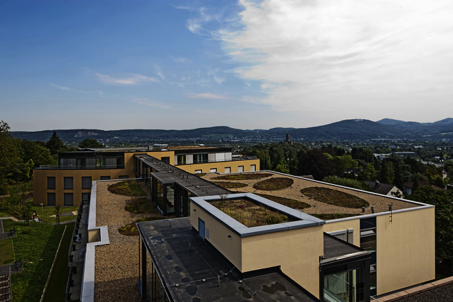 Ausblick von oben über die Dächer der Klinik Richtung Siebengebirge