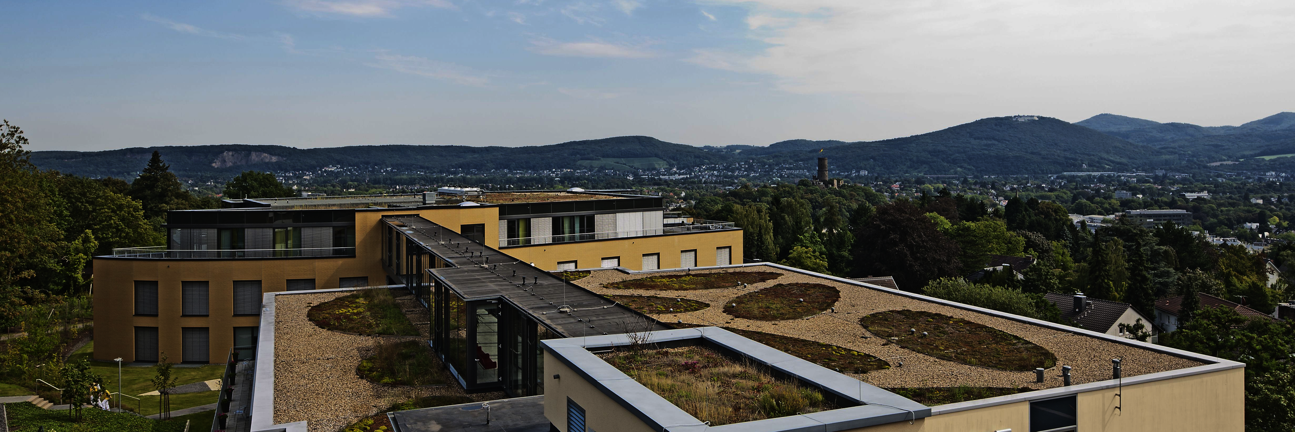 Ausblick von oben über die Dächer der Klinik Richtung Siebengebirge