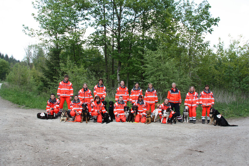 Gruppenbild der Mitglieder der Rettungshundestaffel Südniedersachsen gemeinsam mit ihren Hunden.