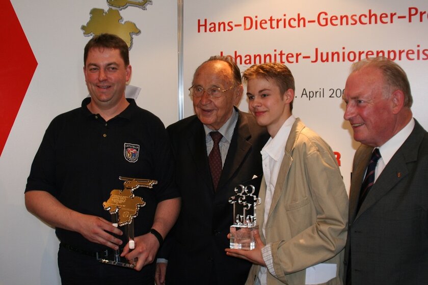 Torsten Meyer (Disponent der Rettungsleitstelle in Nienburg), Hans-Dietrich Genscher, Dennis-Adrian Lorenc (Johanniter-Juniorenpreis) und Hans-Peter von Kirchbach (Präsident der Johanniter-Unfall-Hilfe e.V.) bei der Preisverleihung 2007.