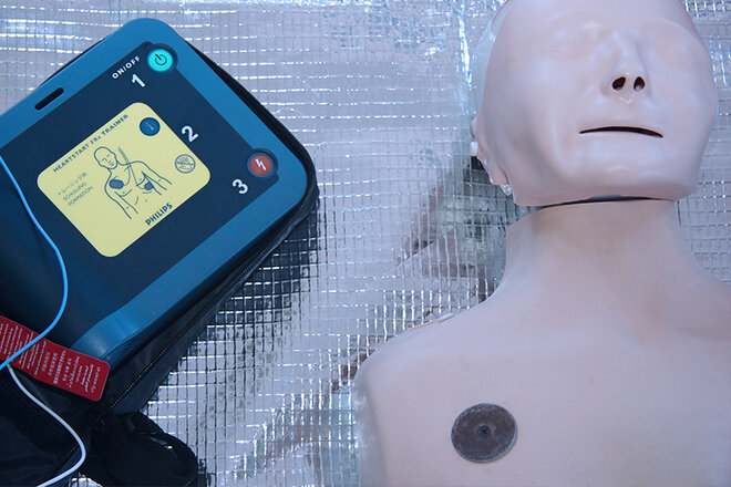 Erste Hilfe Ausbildung mit Dummy und AED / First Aid Training with Dummy and AED