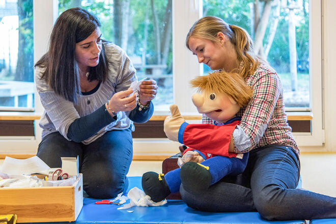 Erste Hilfe kann jeder leisten – das vermitteln die Johanniter schon Kindern ab fünf Jahren. Die Sparkassen-Stiftung Ostholstein unterstützt Projekte für Kinder und Jugendliche.