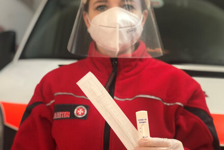 Eine Mitarbeiterin der Johanniter-Unfall-Hilfe zeigt einen Corona-Antigen-Schnelltest.