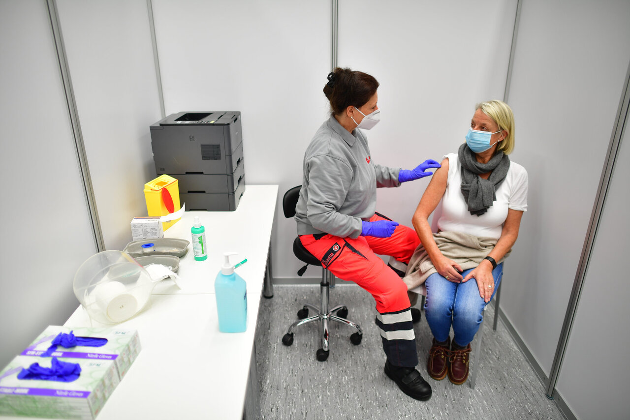 Eine Patientin wird im Impfzentrum der Johanniter in Osnabrück auf ihre Corona-Impfung vorbereitet.