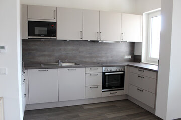 Große Küchenzeite in grau und weiß, alles komplett neu. 