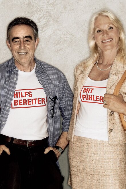 Drei Johanniter-Fördermitglieder tragen T-Shirts mit der Aufschrift "Wohltäter", "Hilfbereiter", "Mitfühler".
