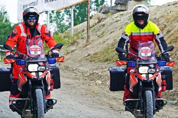 Zwei Helfer der Motorradstaffel bei Absicherung Enduro Race.