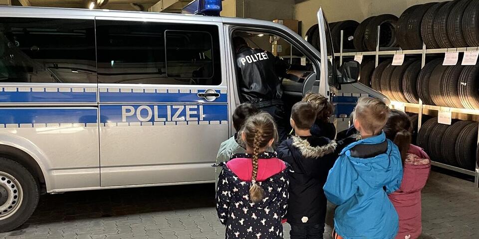 Kinder besichtigen Polizeiauto