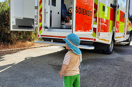 Ein Rettungswagen besucht den Kindergarten Biberbande in Bamberg