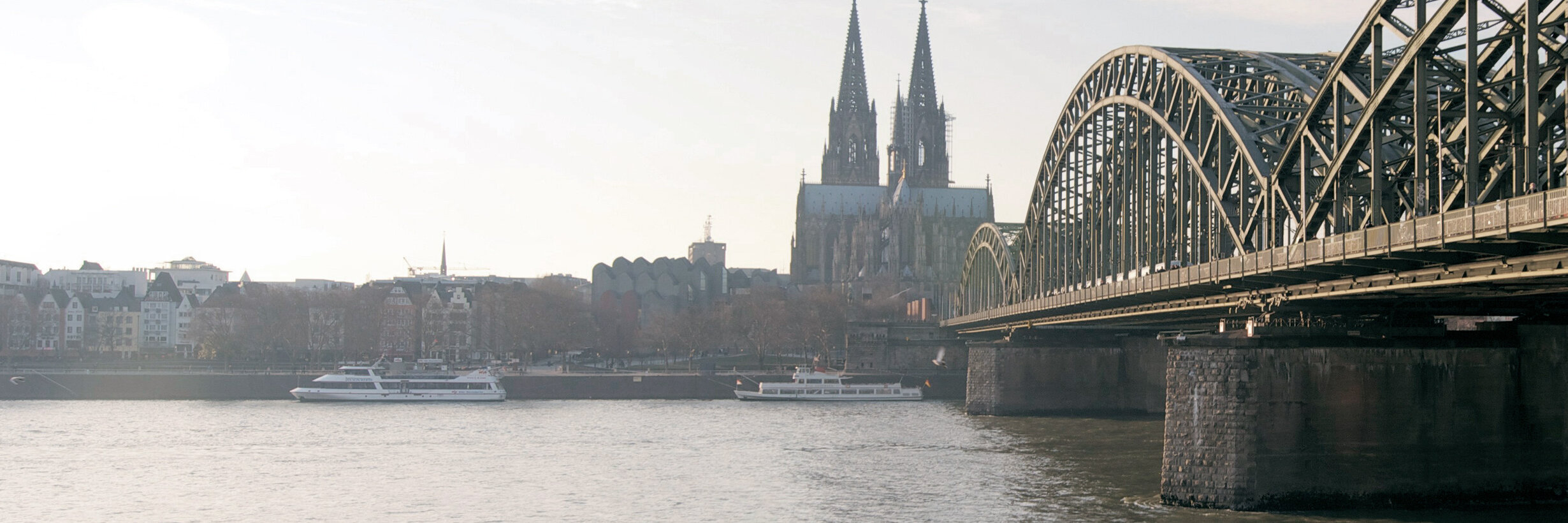 Rhein mit Hollernzollernbrücke und Kölner Dom im Hintergrund
