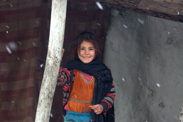 Nasreen in ihrem Zuhause im Project Taimani Camp. 