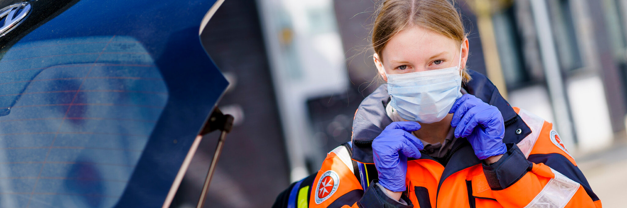 Eine Mitarbeiterin der Johanniter-Unfall-Hilfe mit Atemschutzmaske.