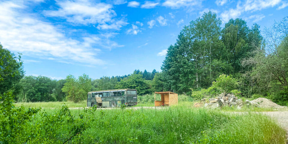 Ein Truppenübungsplatz mit einem alten Bus im Wald