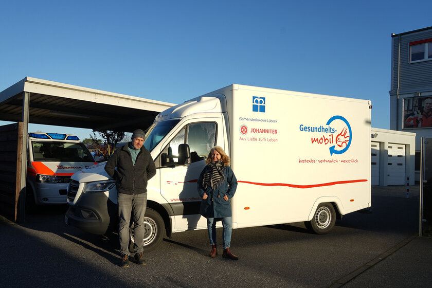 Thomas Müller und Sabine Gritzka, die das Gesundheitsmobil hauptamtlich betreuen, nehmen das neue Fahrzeug an der Lübecker Geschäftsstelle der Johanniter in Empfang.