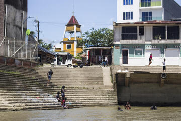 Kinder spielen auf einer Treppe am Fluss
