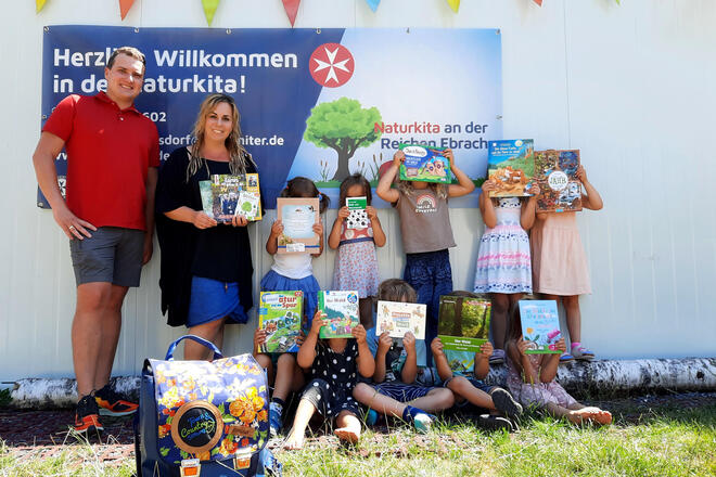 Michael Korel von Town & Country machte Sabine Leichsenring-Knoblach und den Kindern der Naturkita mit dem Bücherpaket eine große Freude.