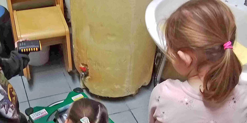Zwei Mädchen an einem Waschbecken