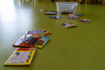 Pixi-Bücher liegen auf dem Boden.