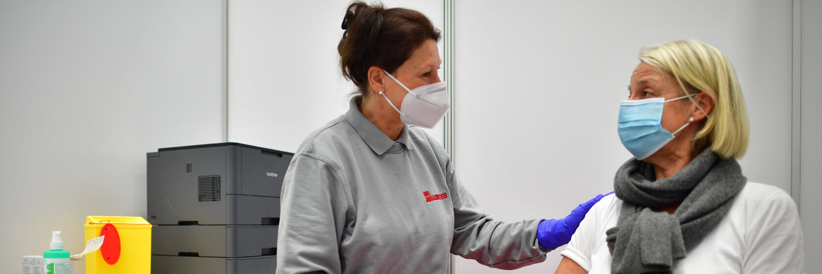 Eine Patientin wird im Impfzentrum der Johanniter in Osnabrück auf ihre Corona-Impfung vorbereitet.