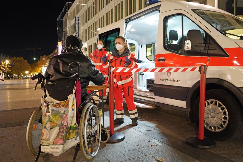 Ehrenamtliche der Kältehilfe in Hannover versogen Obdachlosen mit warmer Mahlzeit.