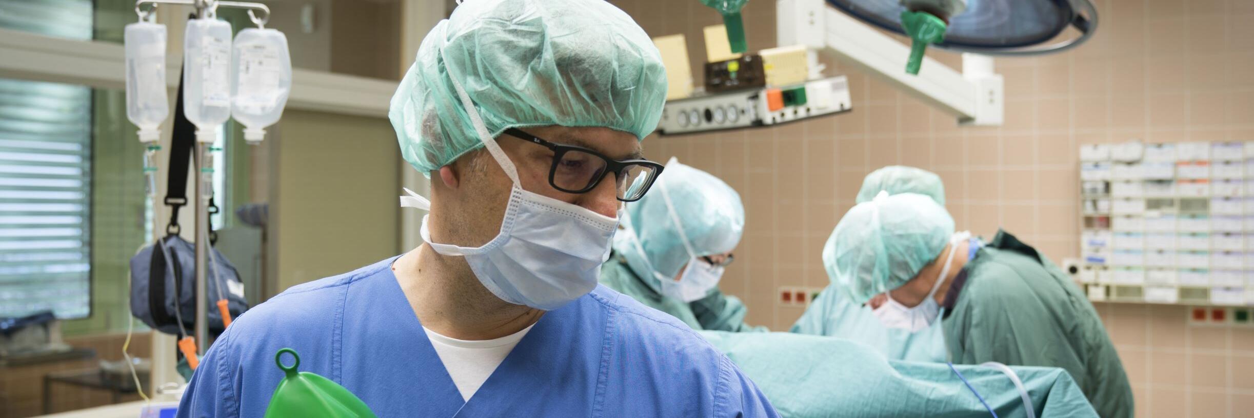 Arzt im OP-Saal bei einer Operation