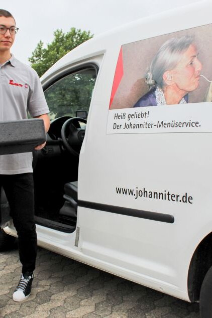 Die Tätigkeiten im Menüdienst sind Teil des Johanniter Freiwilligendienstes.