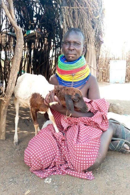 Akai Loroi mit einer Ziege