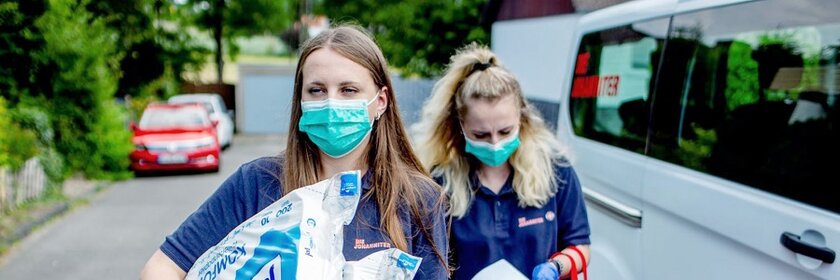 Auch in der Corona-Pandemie zeigen ehrenamtliche Johanniter in NRW vollen Einsatz für ihre Mitmenschen: Sie übernehmen den Einkauf, besorgen Medikamente, helfen in Teststationen und schenken immer ein offenes Ohr.