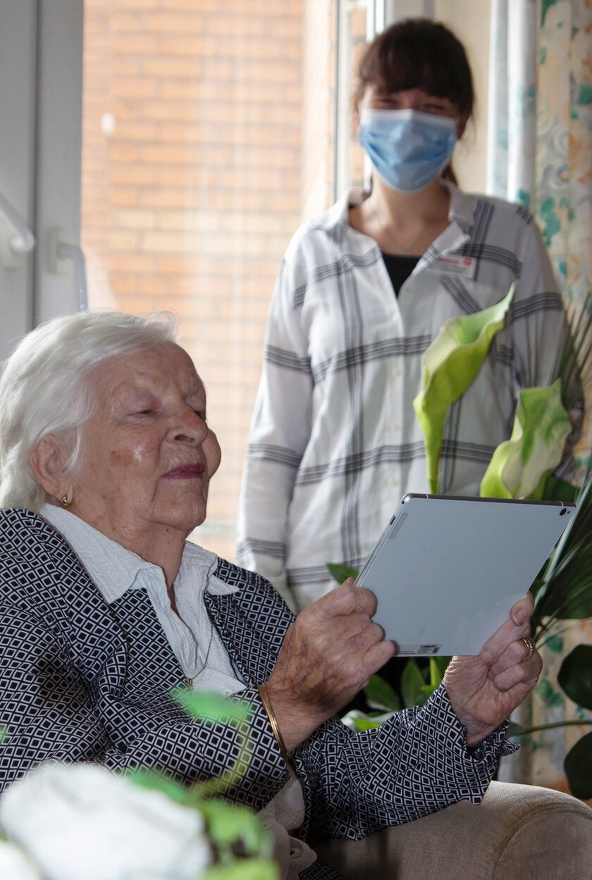 Bewohnerin des Seniorenhauses Erkelenz mit einem Tablet-Computer.