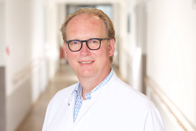 Dr. Kolck, Internist und Kardiologe Leiter des Fachbereich Kardiologie Oberarzt Allgemeine Innere Medizin