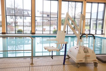 Unser Poollifter ermöglicht es jedem, trotz körperlichen Handicaps Zugang zu unserem Schwimmbad zu haben.