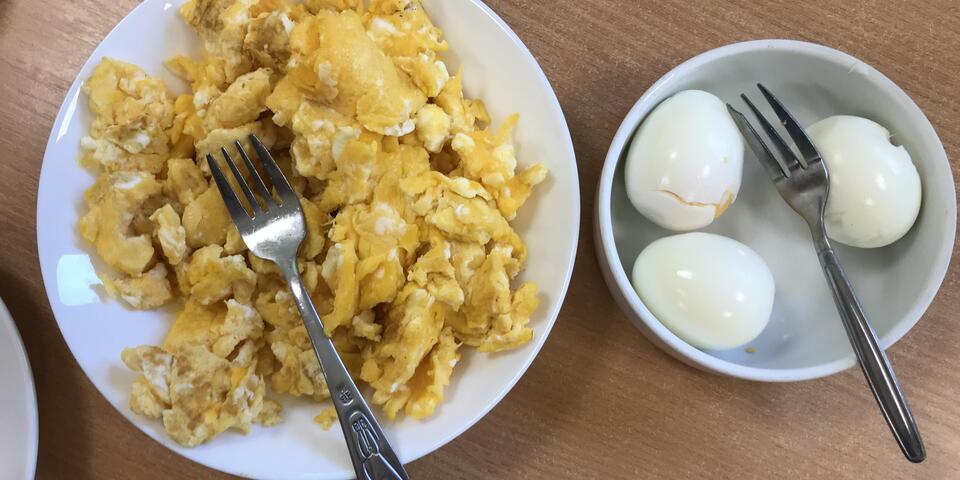 Rührei und gekochte Eier