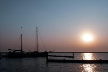 Ein Segelboot am Hafen zum Sonnenuntergang