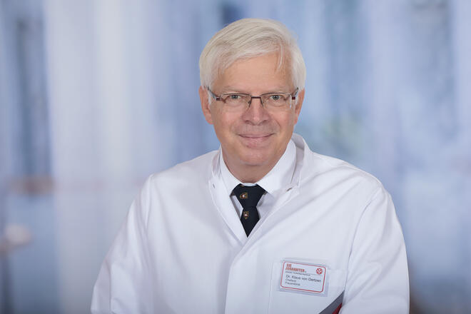 Dr. Oertzen, Chefarzt der Abteilung für Gynäkologie und Geburtshilfe