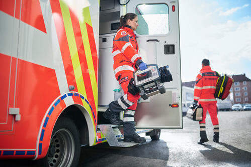Rettungsdienst Personal steigt aus dem Rettungswagen aus